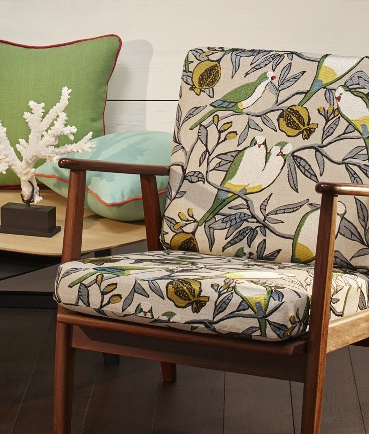 kursi kayu motif floral (foto: pinterest)